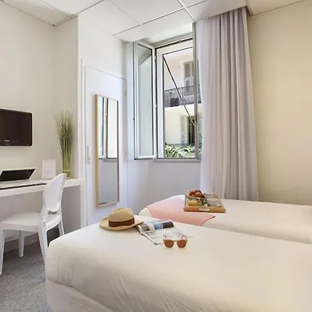 Otel P.l.m. 2*